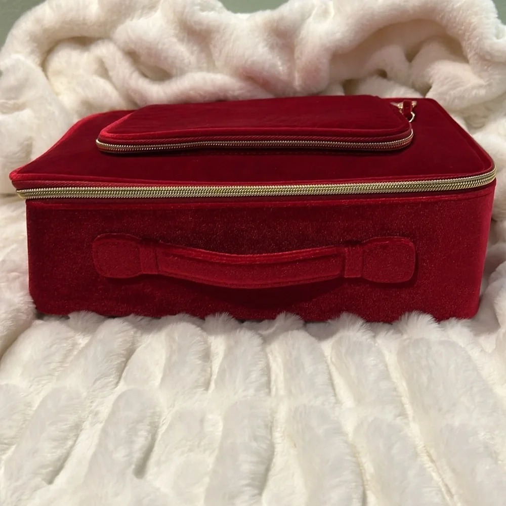 🎉HOST PICK🎉 Estée Lauder Holiday Edition Red Velvet Makeup Tote Bag - Picture 3 of 6